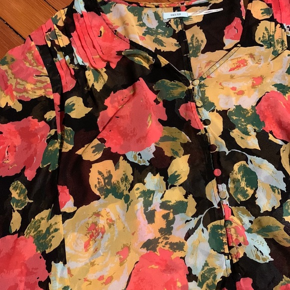 Beautiful sheer top - Picture 3 of 3